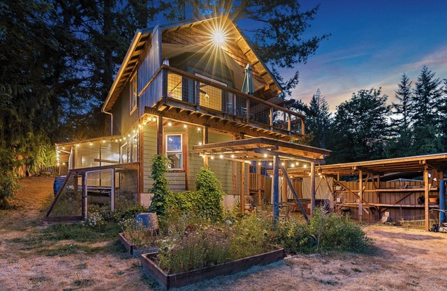 Cozy Cabin Retreat,Pet-Friendly,Family Getaway, Surrounded by Mountains & Trails