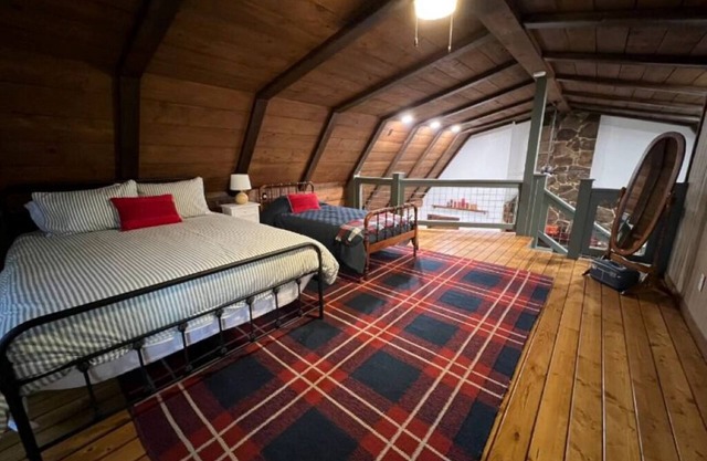 Cozy Cabin with Wooded Yard - Rock Fireplace Gas Logs - King, Queen, & Twin Bed