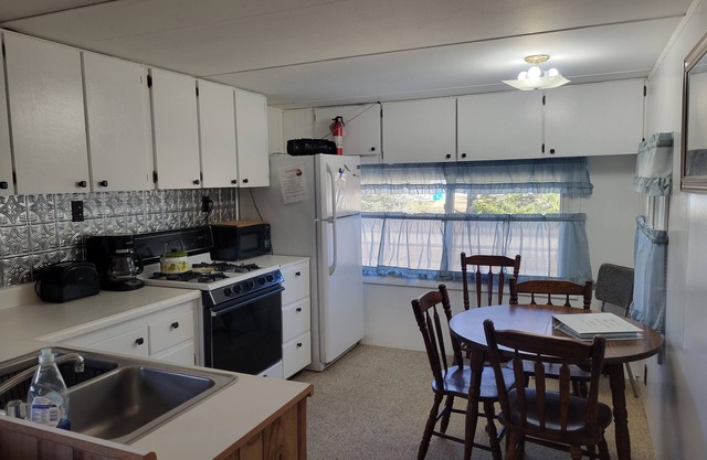 Gemütliche Hütte für 6 Personen. Voll möbliert. Fahren Sie direkt von der Hütte zu den Wanderwegen.