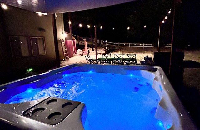 Cozy cabin steps from downtown Julian with hot tub & BBQ!