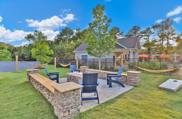 Cozy cabin themed one bedroom apt fast wifi pool gated