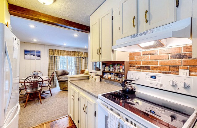 Cozy cabin with fireplace - walk to town pool and Maine Trails & Huts