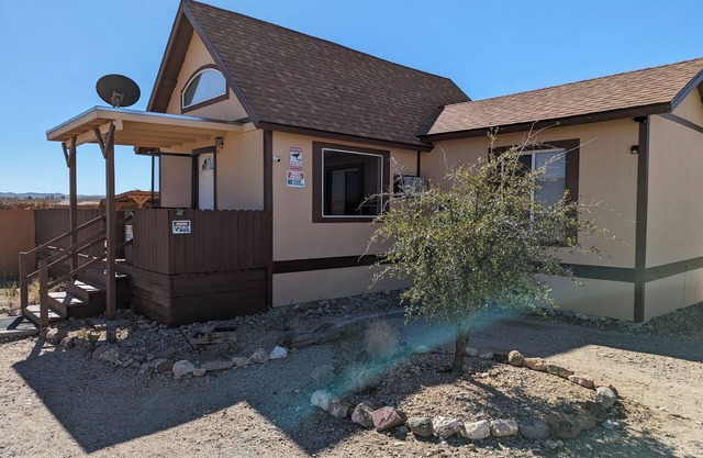 Cozy cabin vibes in the high desert with 360 views. Next to Grand Canyon West!