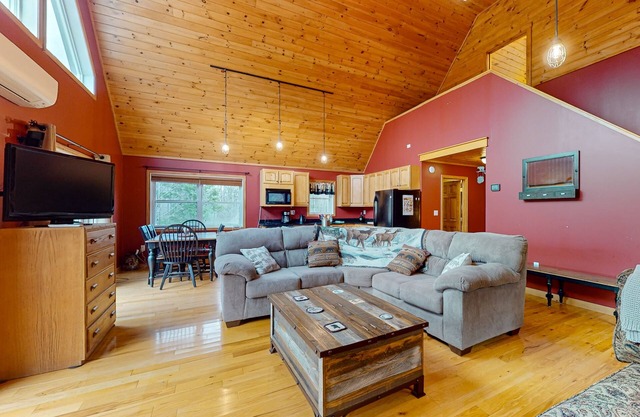 Cozy Cabin w/access to VAST trail system, close to swimming, kayaking & fishing