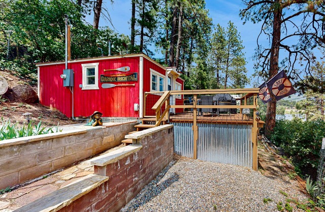 Cozy cabin w/ beautiful views, lakefront, free wifi internet