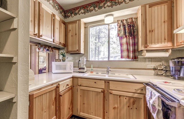 Cozy Cabin w/ Deck < 1 Mi to Midtown Ruidoso!