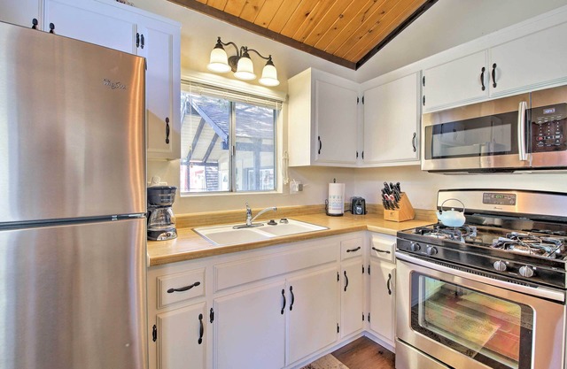 Cozy Cabin w/ Deck & Fireplace in Big Bear!