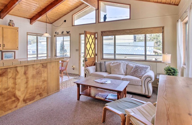 Cozy Cabin w/ Deck - Near Frazier Mtn Park