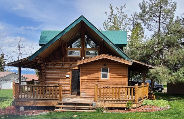 Cozy Cabin w/firepit, 5 min walk to beach. (pet friendly!)