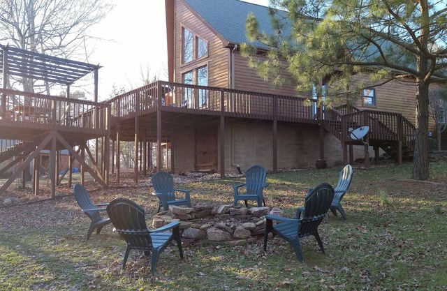 Cozy Cabin w/Fireplace and Wraparound Deck