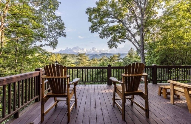 Cozy Cabin w/ Hot Tub & Epic Smoky Mountain Views