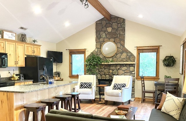 Cozy Cabin w/HOT TUB minutes from Canyons and skiing