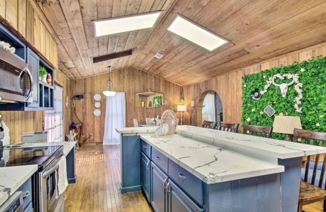 Cozy Cabin w/ Hot Tub & Wi-Fi
