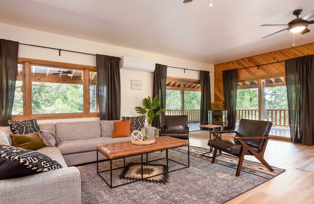 Cozy Cabin w/ Hot tub near amazing fishing lake!