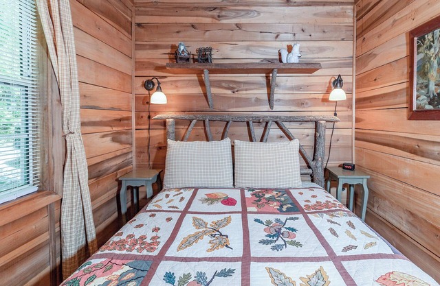 Cozy Cabin w/ Pickleball and Tennis On Site