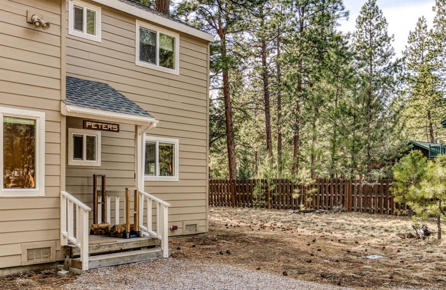 Gemütliche Hütte mit Gemeinschaftspool, Tennisplätze, in der Nähe der Stadt und der Wildnis