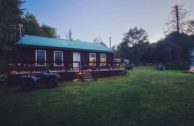 Cozy Cabin w view of the milkyway w/hottub , Nearby SKIING,FISHING,HIKING,ATVING