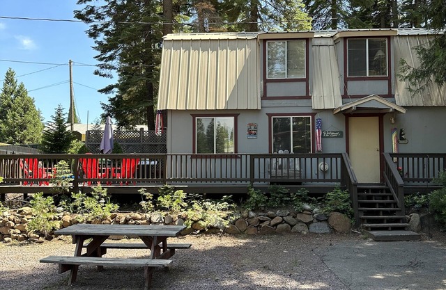 Cozy Cabin walking distance from the lake. Plenty of lake access!