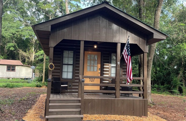 Cozy cabin with 1 bedroom and WiFi, AC in beautiful Brewton, Alabama