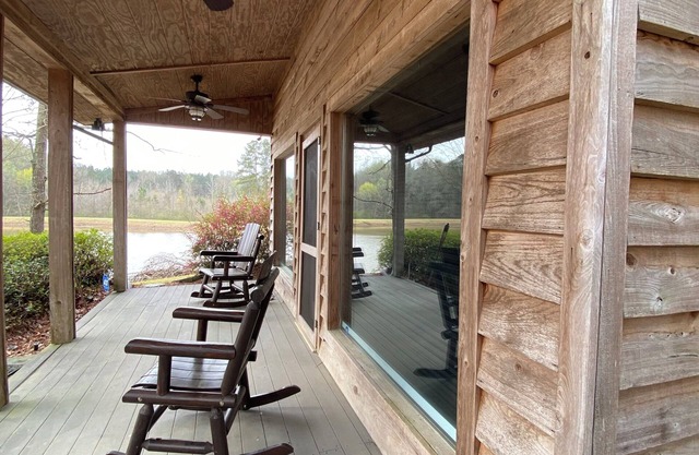 Cozy cabin with 1 bedroom and AC, WiFi in tranquil Terry