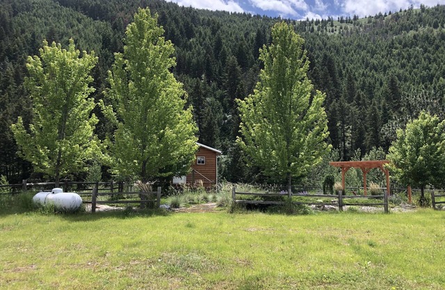 Cozy cabin with a country feel, but minutes away from Missoula!