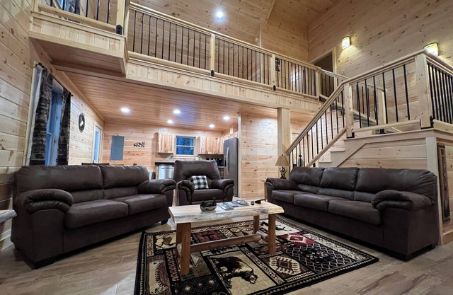 Cozy cabin with direct snowmobile/atv trail access!