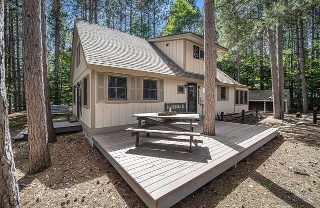 Cozy cabin with firepit, woodstove, loft, WiFi, & W/D - walk to lifts