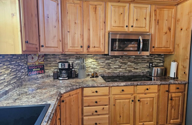 Cozy cabin with Fiber and AC in peaceful Vernal