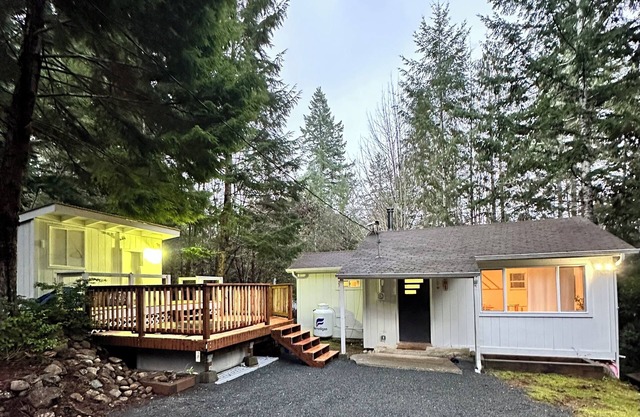 Cozy cabin with hot tub and fire pit in brilliant Brinnon