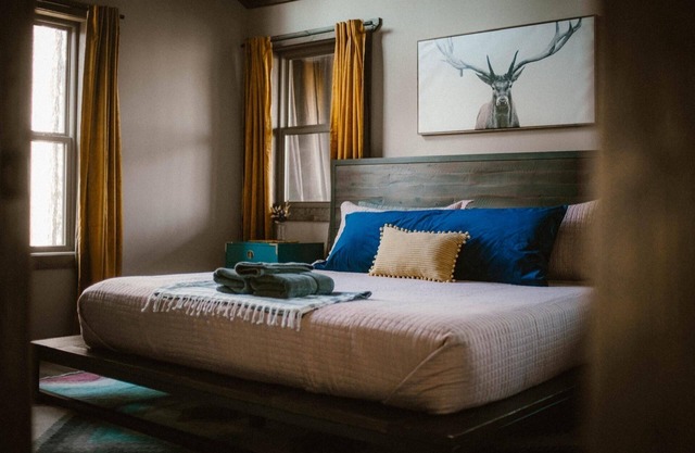 Cozy Cabin with King Suite, Hot tub, Gas Fireplace, Fire Pit, Grill & Games