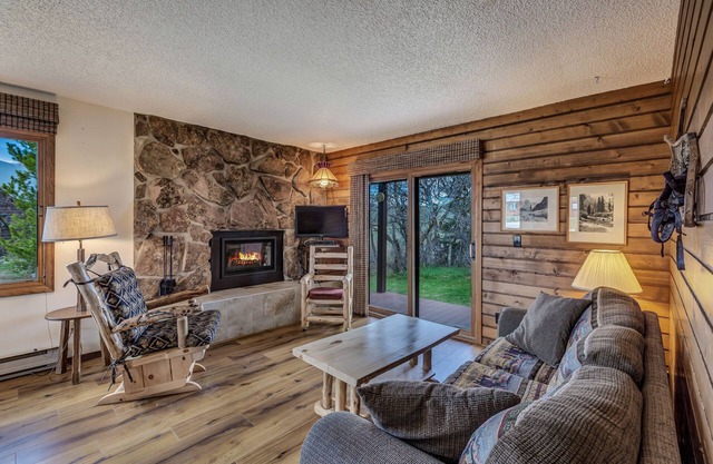 Cozy cabin with kitchen on the Elk River and pet friendly!