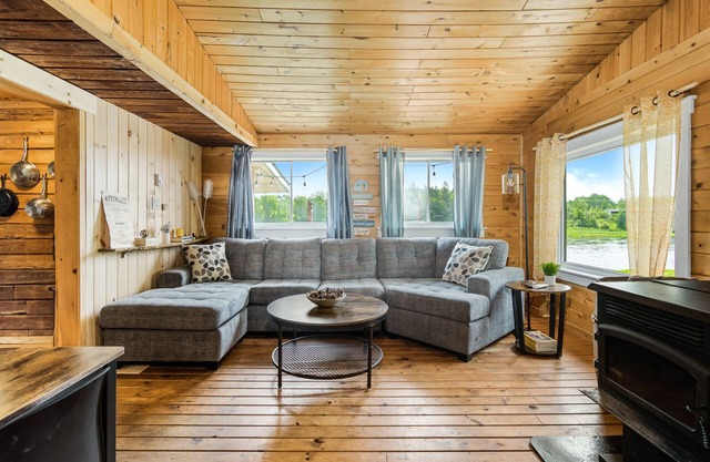 Cozy Cabin with Large Cedar Hot Tub