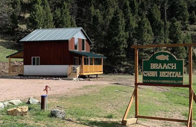 Cozy Cabin with mountain views close to rock creek!