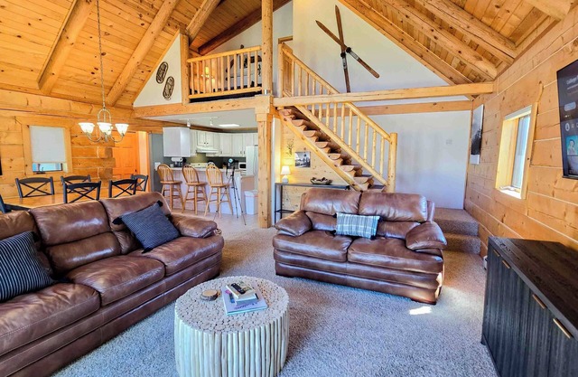 Cozy Cabin with Mountain Views