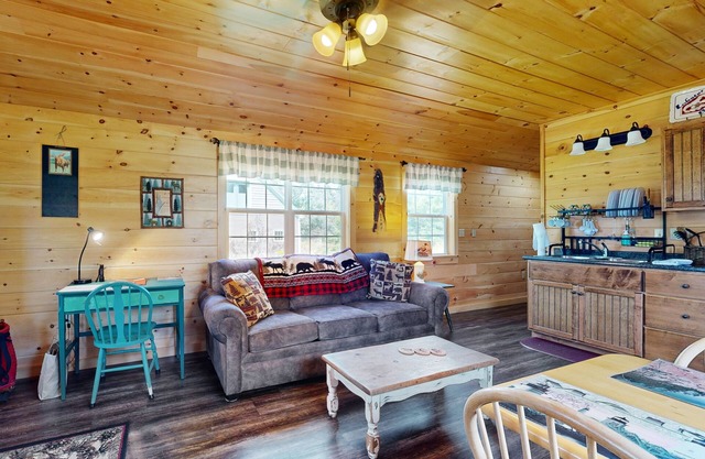 Cozy Cabin with Ocean and Mountain Views, Free Internet