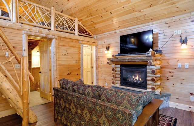 Cozy Cabin with second floor loft, fireplace, campfire pits, and kitchen