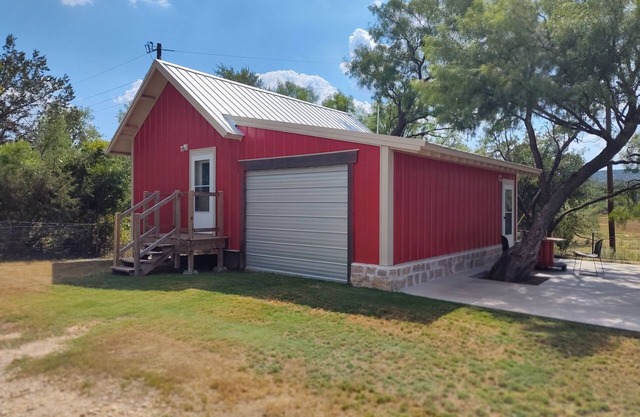 Cozy cabin with theater, WiFi and AC in lovely, quiet Buffalo Gap