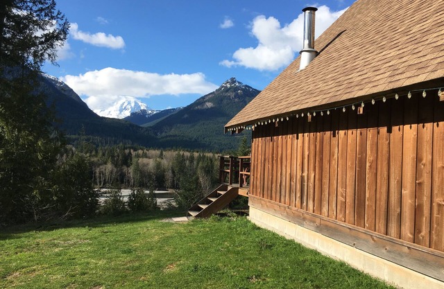 Cozy cabin with views of Mt. Rainier & the Cowlitz river.