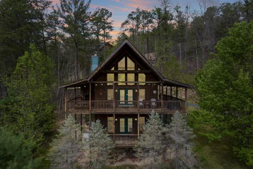 Cozy Cabin with views, hot tub, fishing pond, and game room