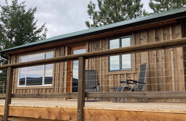 Cozy cabin with WiFi and AC in charming Merritt