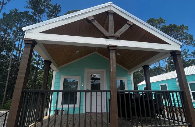 Cozy Cabins-Pet friendly, newly renovated, WiFi, kitchen, 2 bedroom