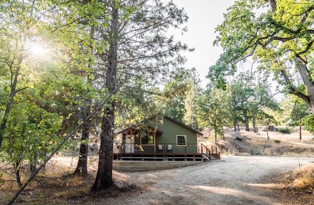 Cozy CaliCabin bordering the Sierra National Forest, Bass Lake and Yosemite