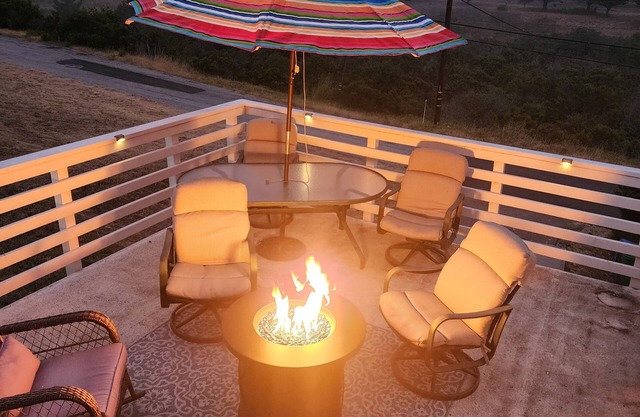 Cozy Cambria Cottage/Firepit/EVCharger/Beach Vibe/King Bed