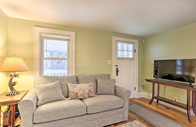 Cozy Campbell Hall Getaway w/ Porch!