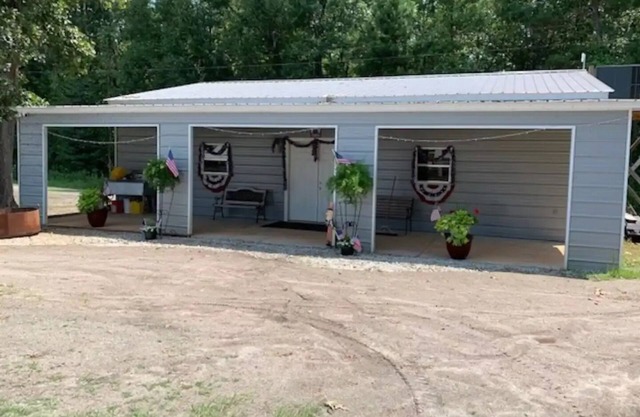 Cozy Camping Cabin on Lake Marion near Congaree Nat Park