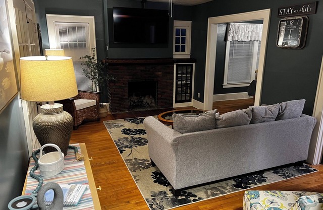 Cozy Campus Upstairs 3 Bedroom Apartment steps from Syracuse University