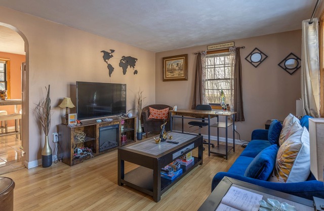 Cozy Cape Close to Farmington, Plainville & Downtown New Britain