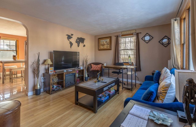 Cozy Cape Close to Farmington, Plainville & Downtown New Britain
