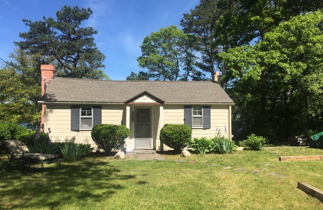 Gemütliches Cape Cod Cottage mit Blick auf und mit eigenem Strand am Jenkins Pond.