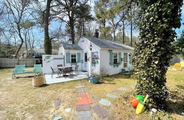 Cozy cape retreat with huge yard and deck